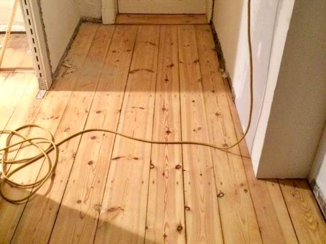 Aufarbeitung eines alten Holzdielenboden – Foto 3