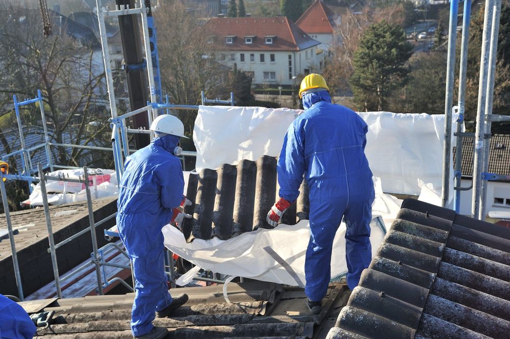 Asbestdachsanierung (Berliner Welle) gemäß TRGS 519 Schutzmaßnahmen – Foto 1
