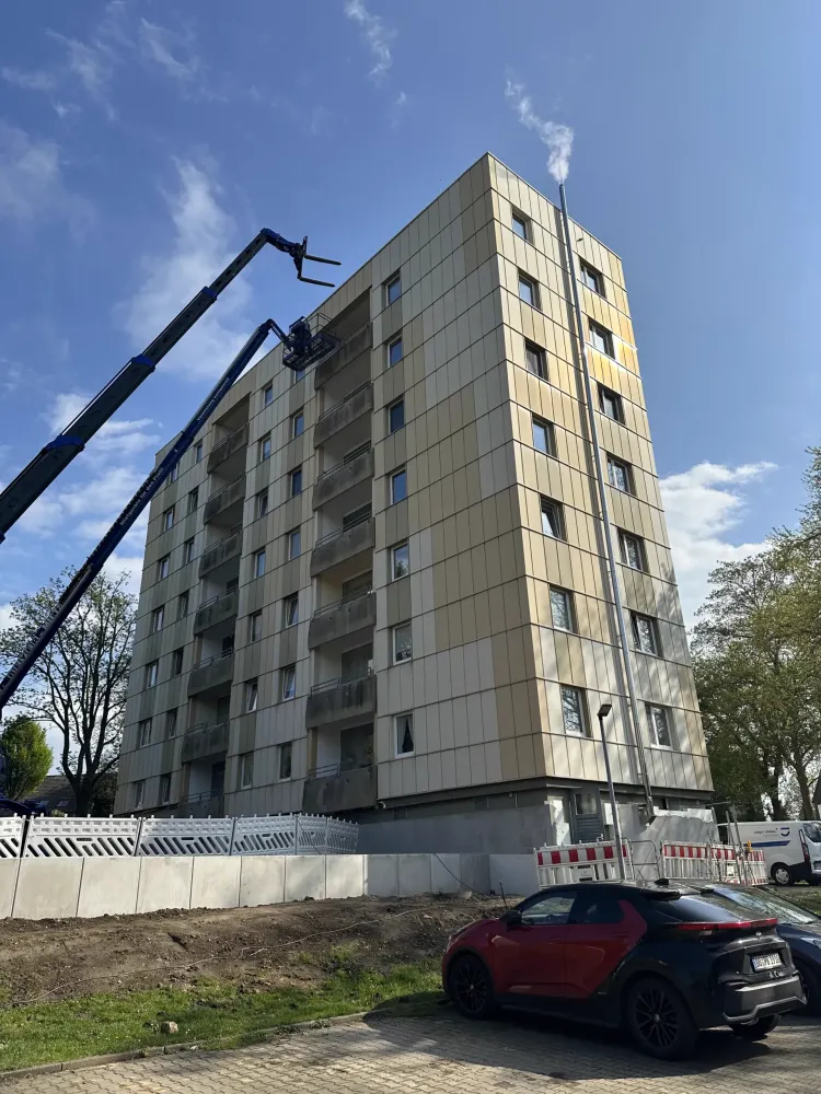 Demontage von 30 Balkonbrüstungen an einem Mehrfamilienhaus – Foto 2