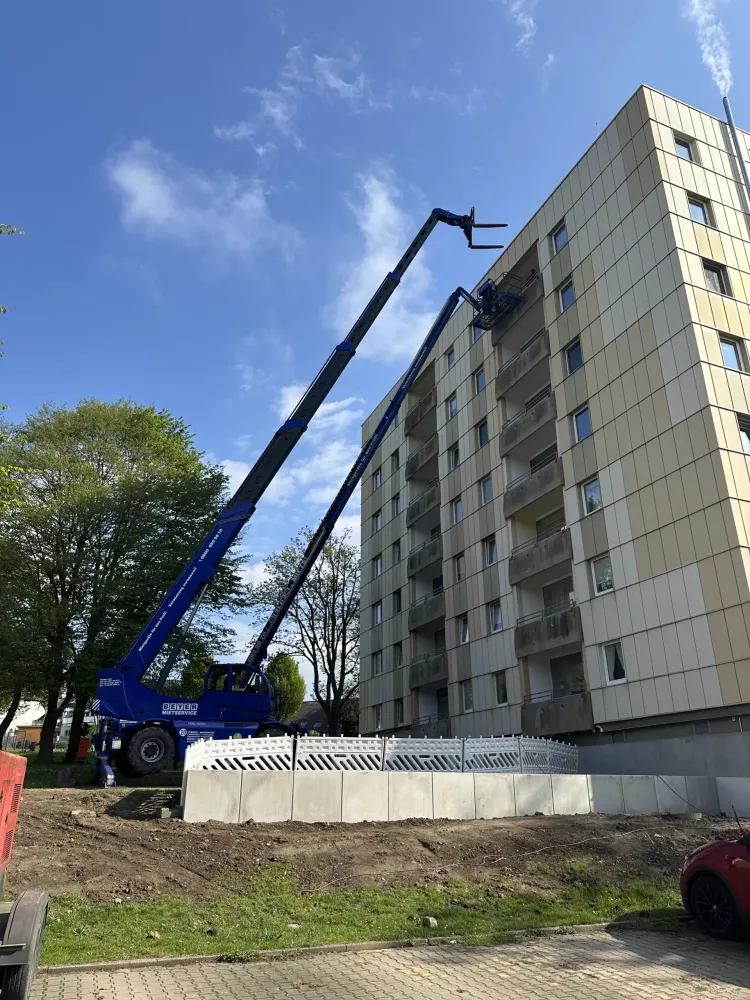 Demontage von 30 Balkonbrüstungen an einem Mehrfamilienhaus – Foto 6