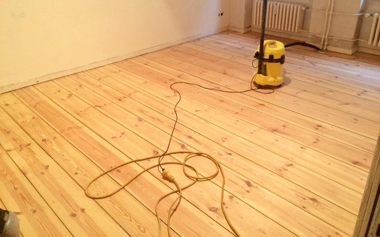Aufarbeitung eines alten Holzdielenboden