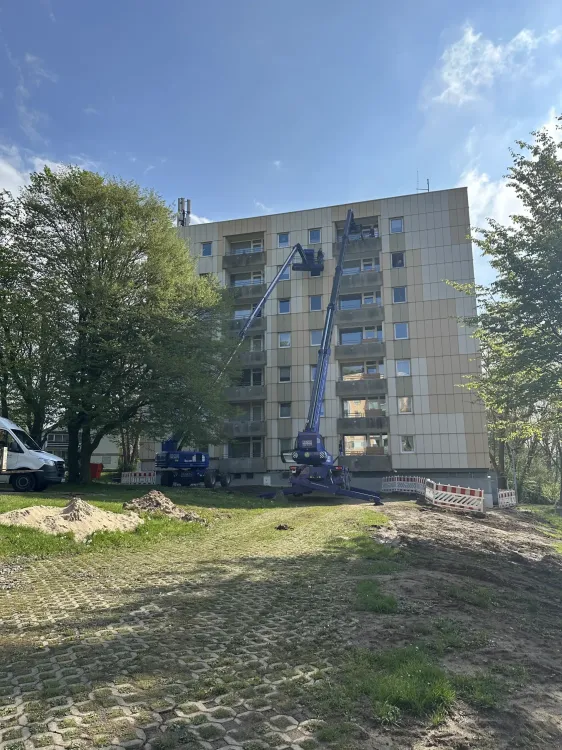 Demontage von 30 Balkonbrüstungen an einem Mehrfamilienhaus